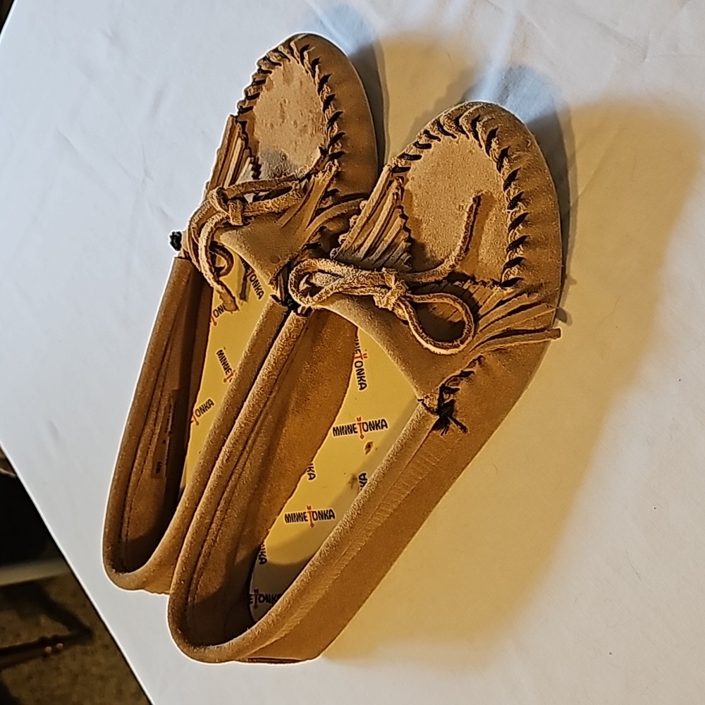 Minnetonka Beige Leather Suede Moccasin Size 9